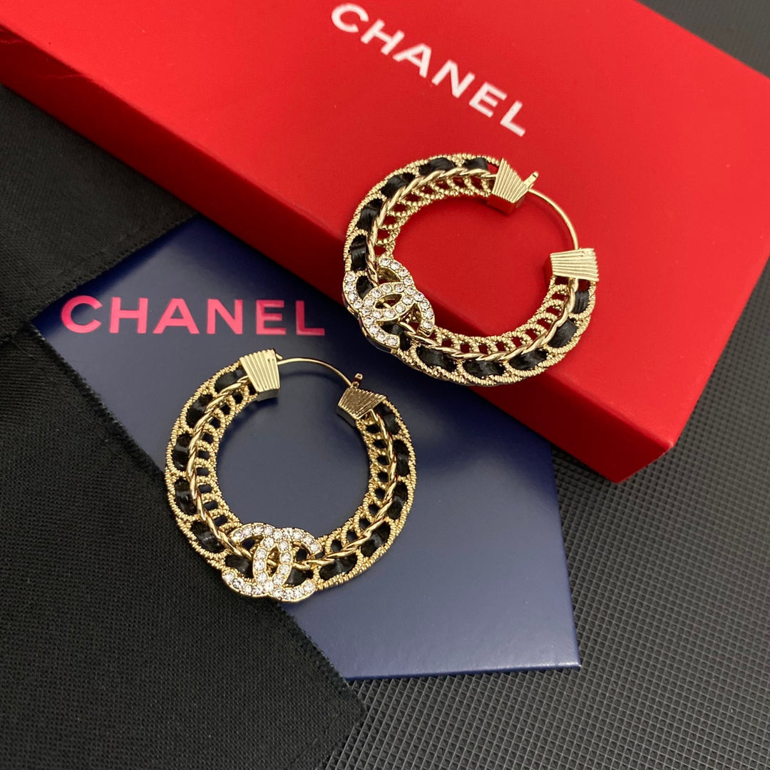 Elegantes Pendientes Redondos de Cuero con Diamantes