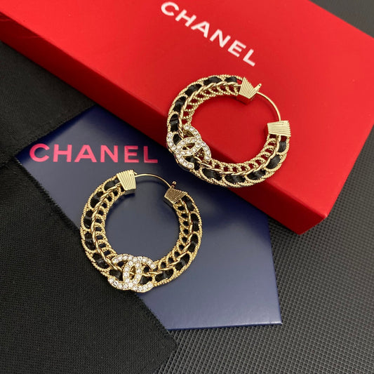 Boucles d'oreilles rondes en cuir élégant et diamants