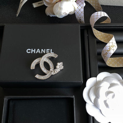 Broche de costura de perlas y diamantes