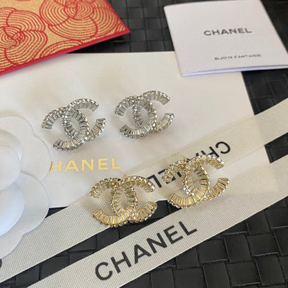 Boucles d'oreilles clous logo en cristal fantaisie