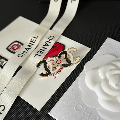Pendientes de Tachuela con Logo y Panel de Color