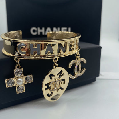 Brazalete abierto con colgante