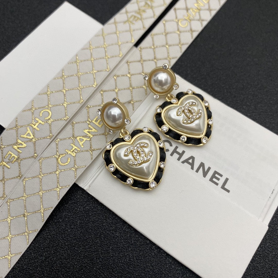 Pendientes de corazón con perlas blancas vintage