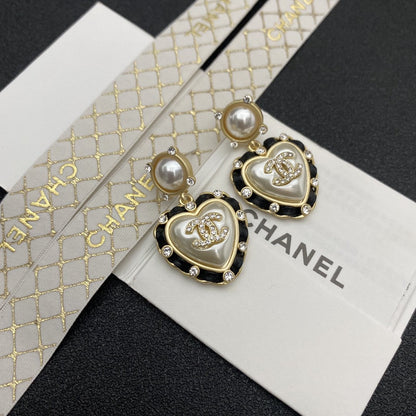 Pendientes de corazón con perlas blancas vintage