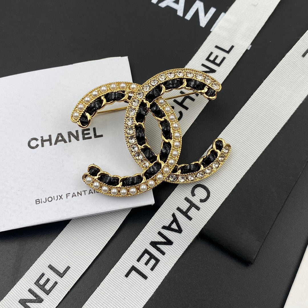 Broche de oro negro con perlas y diamantes