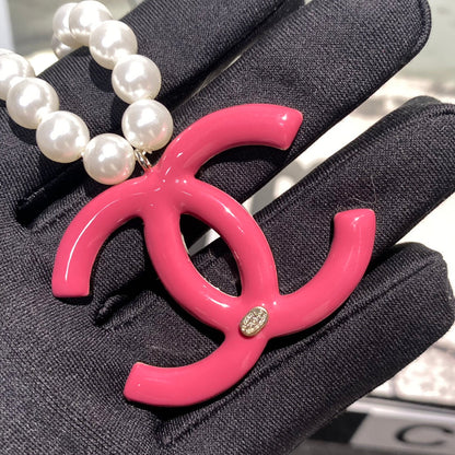 Collier de perles à logo diamant rose