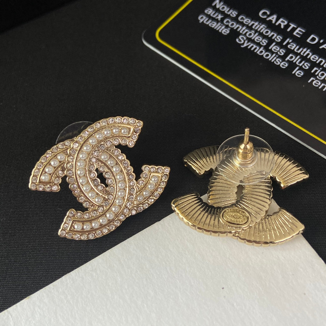 Pendientes con letras de perlas y diamantes