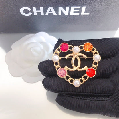 Broche de diamante colorido con forma de corazón