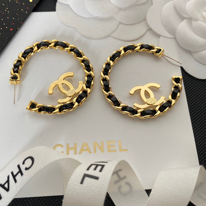 Pendientes de aro de oro con cuero negro