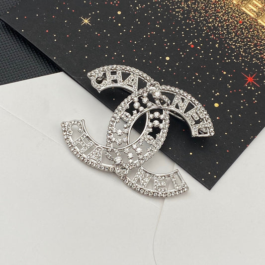 Broche brillante découpée