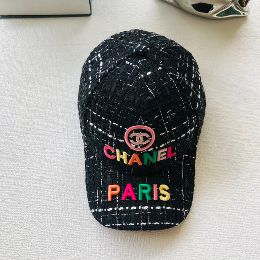 Gorra de béisbol de mujer con letras bordadas coloridas