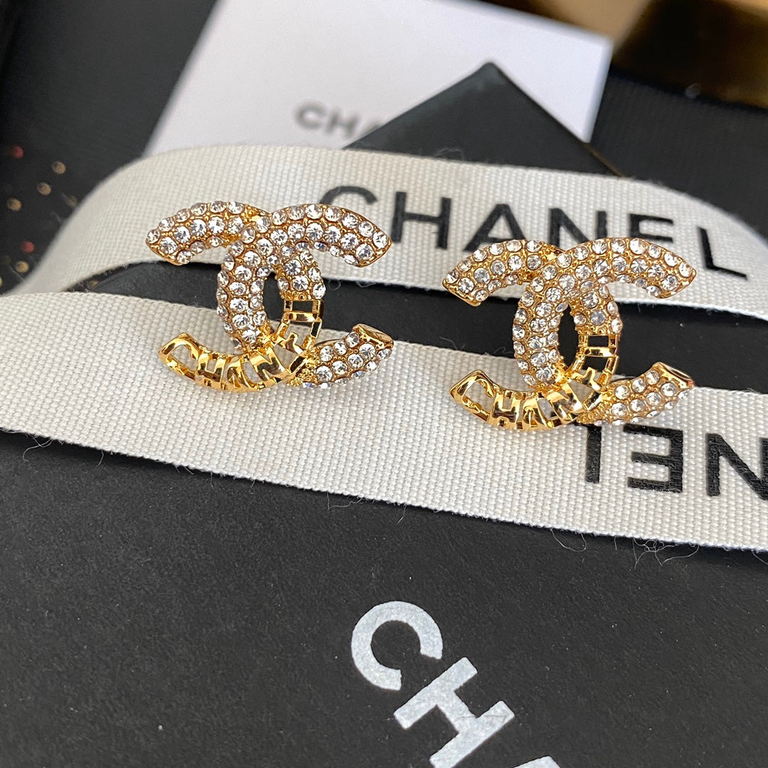 Pendientes de botón con diamante y calados de moda