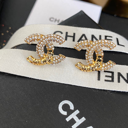 Boucles d'oreilles clous en diamant motif ajouré