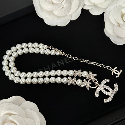 Collier élégant de diamants et de perles