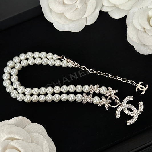 Collier élégant de diamants et de perles