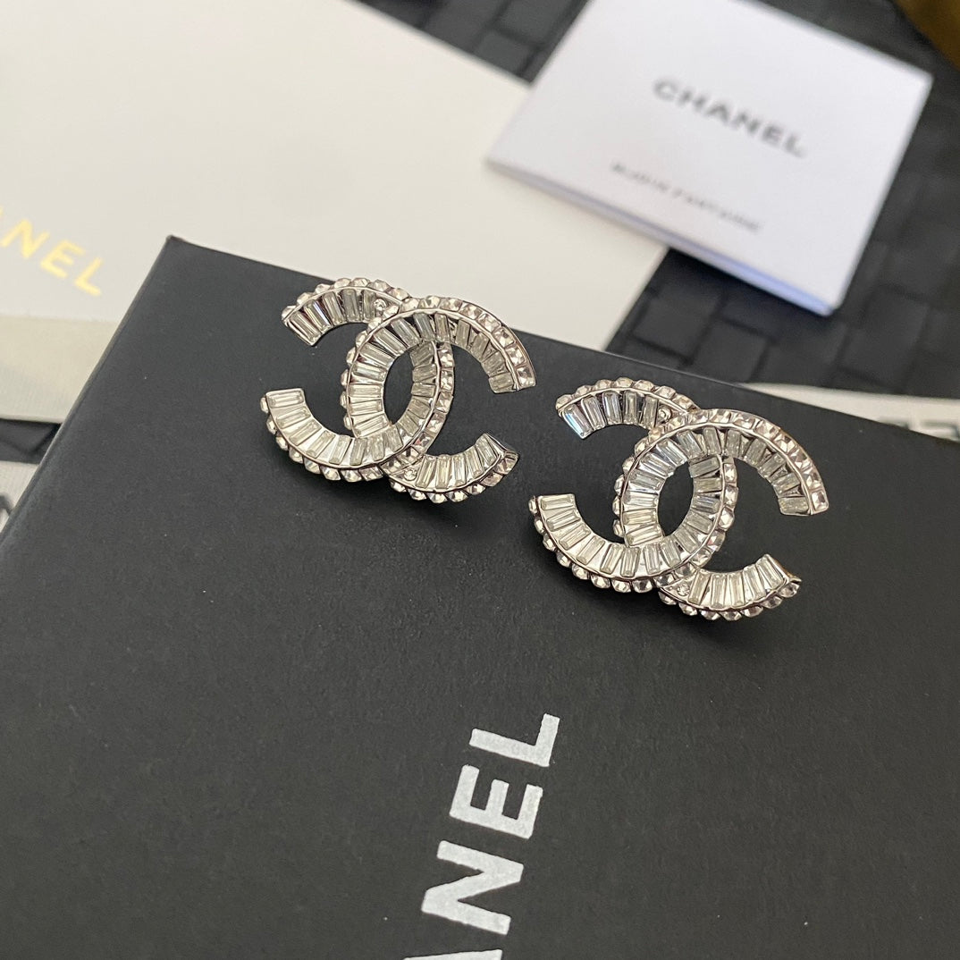 Pendientes de botón con logotipo de cristal a la moda