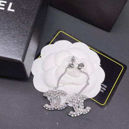 Boucles d'oreilles pendantes à logo brillant