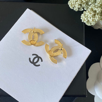 Boucles d'oreilles clous vintage avec lettres dorées