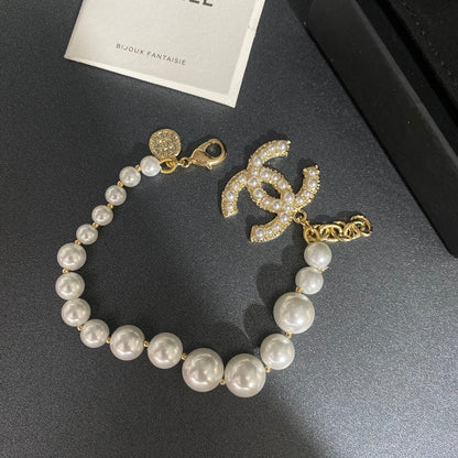 Elegante pulsera de perlas