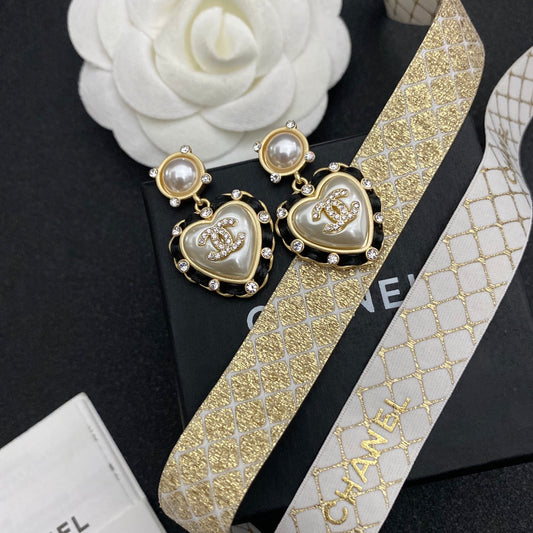 Pendientes de cuero con perlas y corazón