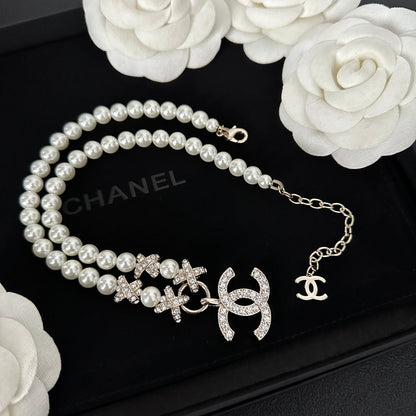 Collier élégant de diamants et de perles