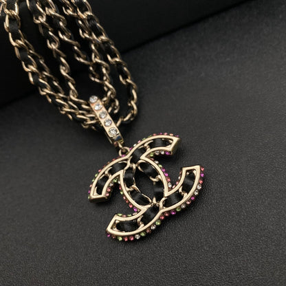 Collier pendentif lettre en cuir triple couche premium