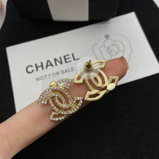 Clous d'oreilles lettre diamant ajourés