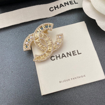 Broche élégante diamant et perle scintillants