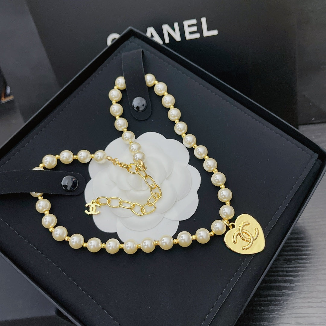 Collar de perlas con colgante de corazón