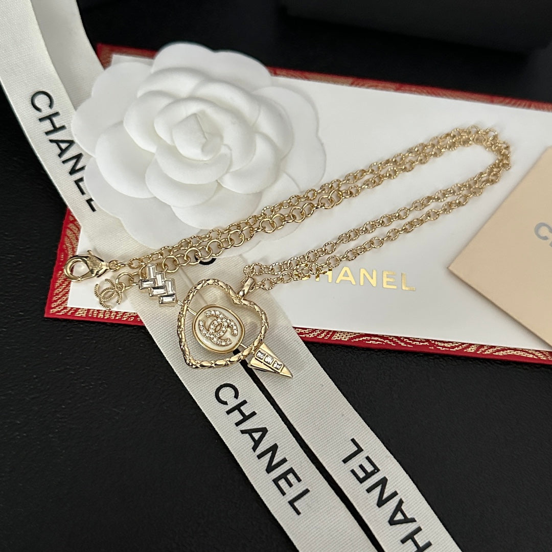 Collar de oro con corazón y diamante en forma de flecha