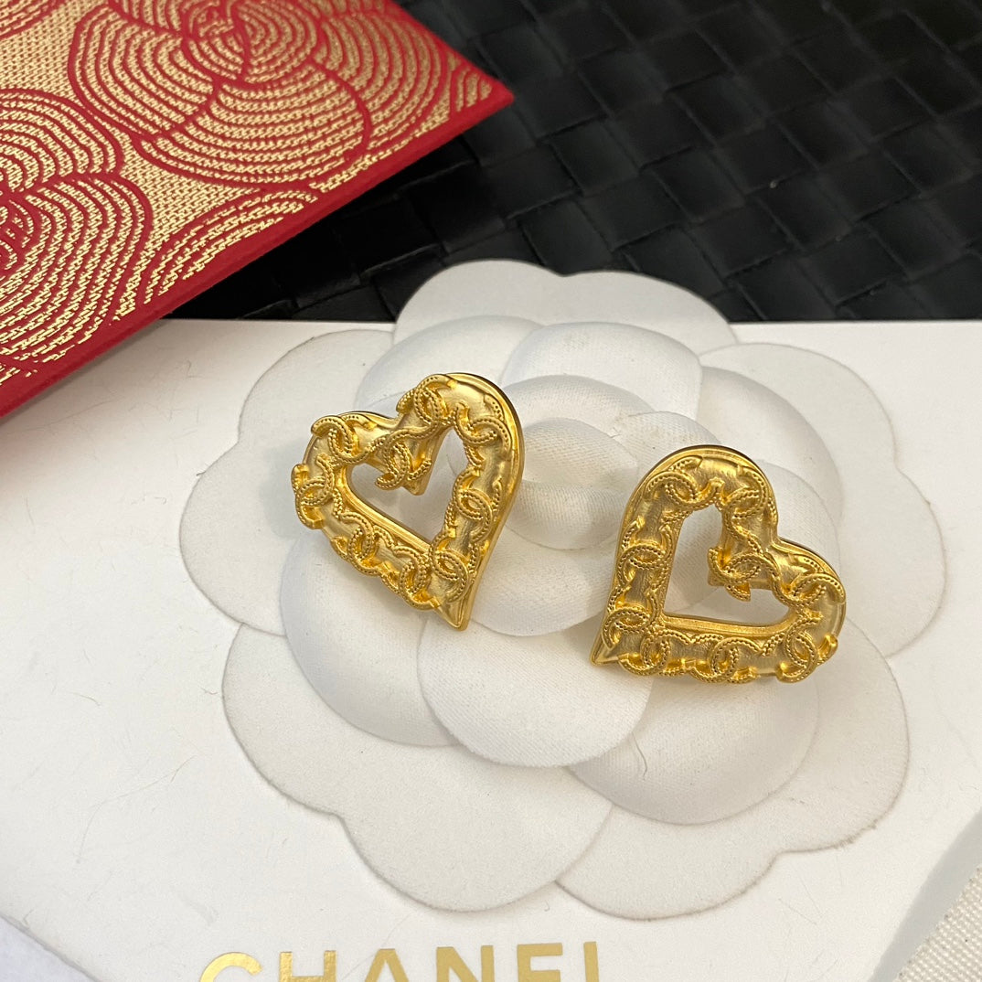 Pendientes vintage de corazón dorado
