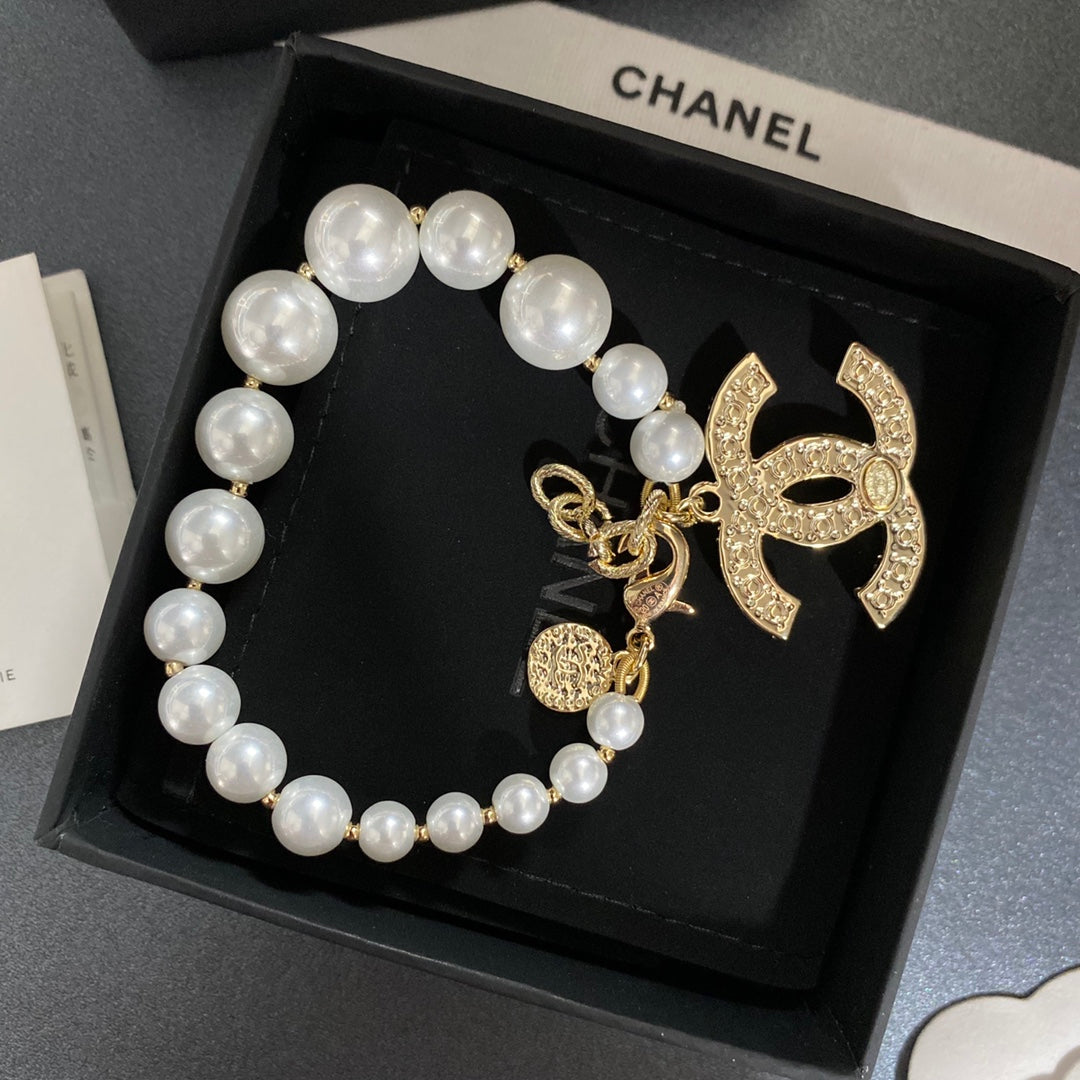 Elegante pulsera de perlas
