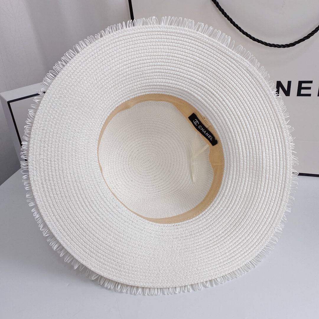 Sombrero de paja con flecos y perlas