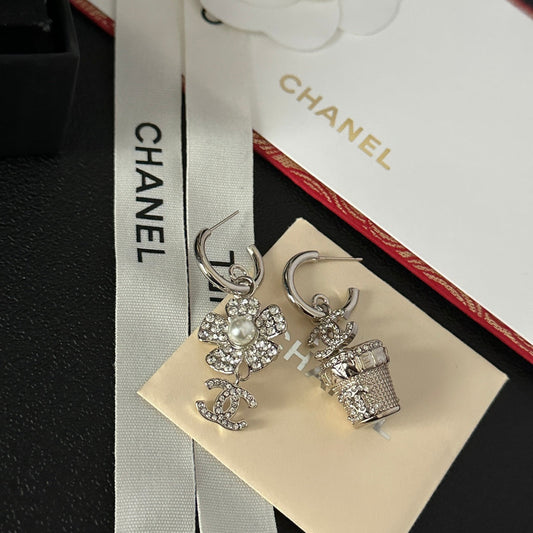 Boucles d'oreilles asymétriques Fleur en strass