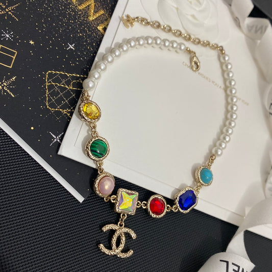 Collier de perles pendentif cristal coloré