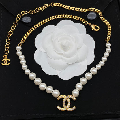 Collar de perlas con puntada de cadena creativa