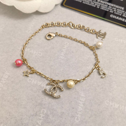 Pulsera con colgantes de perlas y diamantes de imitación de moda