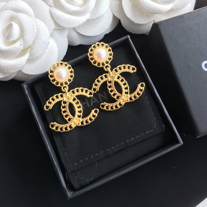 Pendientes elegantes de gota de perla en tono dorado