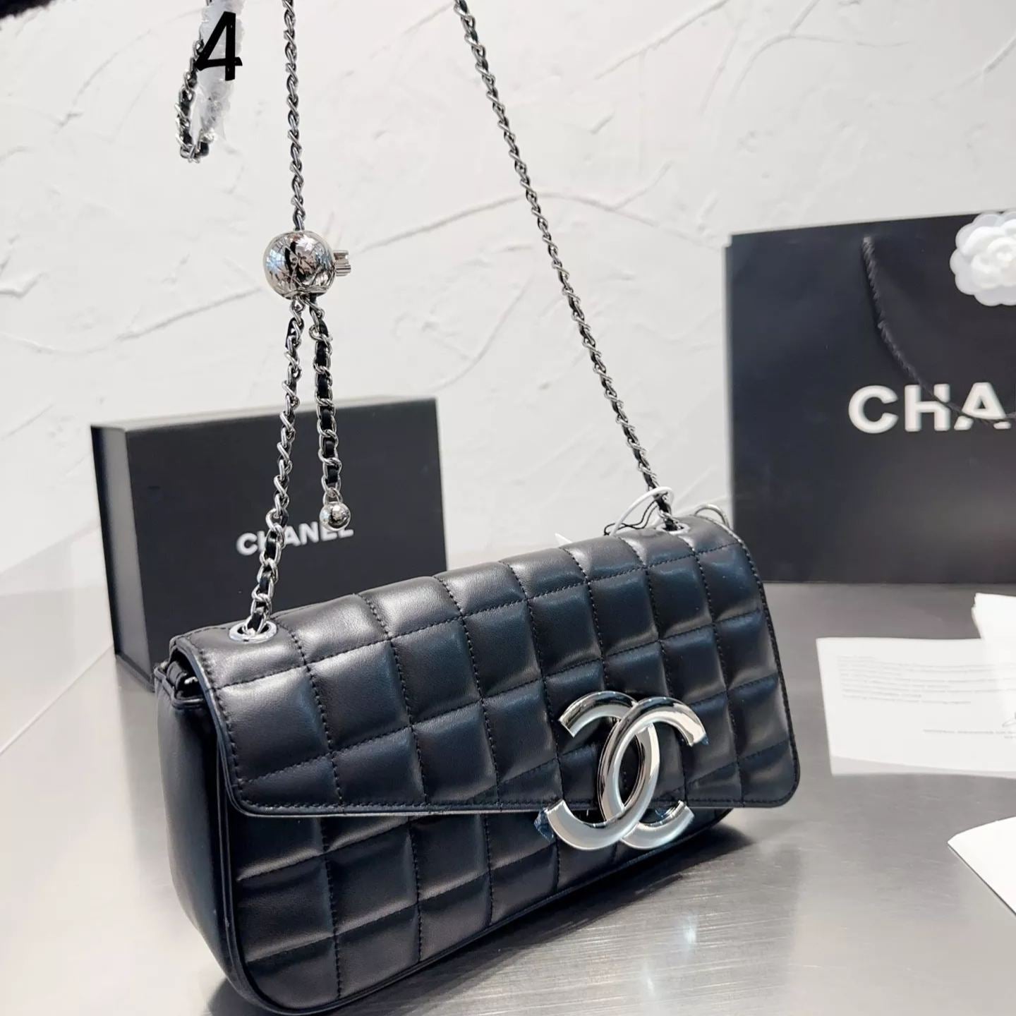 Bolso creativo con cadena de bolitas metálicas