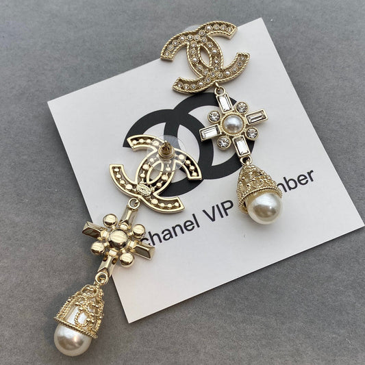 Boucles d'oreilles perles et panneau floral diamanté