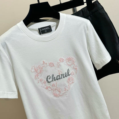 T-shirt brodé de sequins en forme de cœur