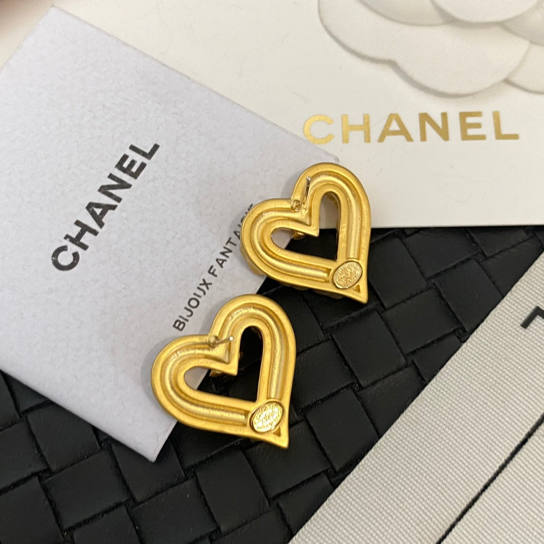Pendientes vintage de corazón dorado