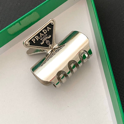 Barrette en métal avec logo triangulaire