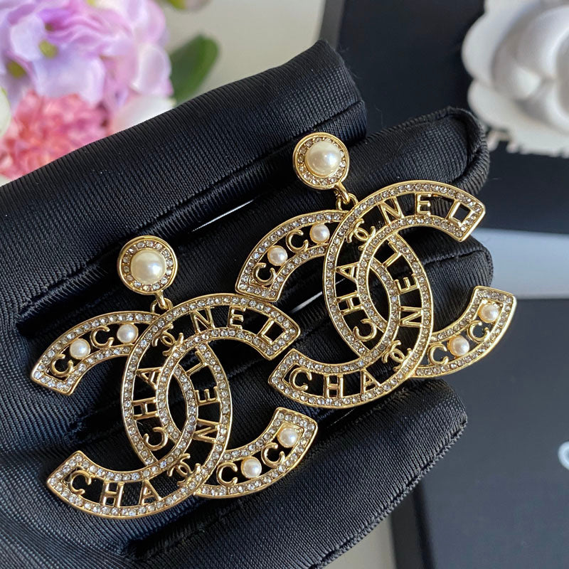 Aretes de alfabeto calado elegantes