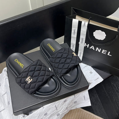 Pantuflas con el logotipo de diamante
