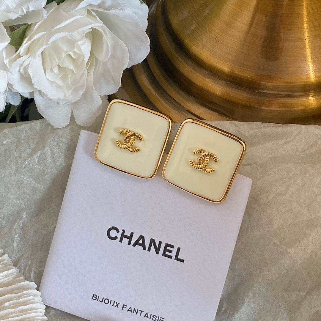 Elegantes pendientes cuadrados de botón