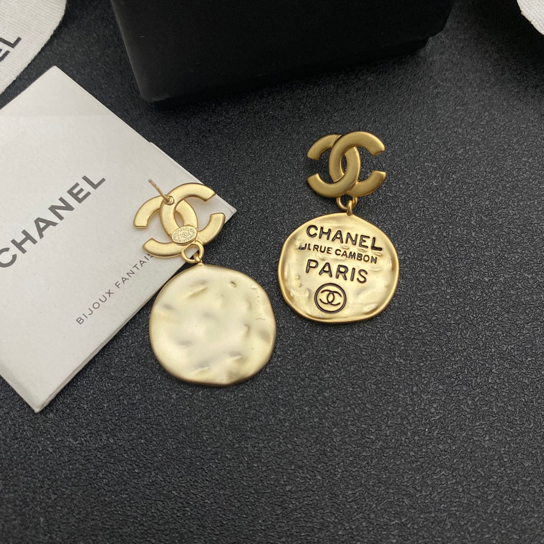 Pendientes irregulares de alfabeto vintage