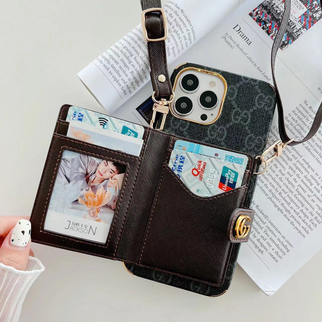 Funda tipo Cartera con Borde Dorado y Correa para Hombro