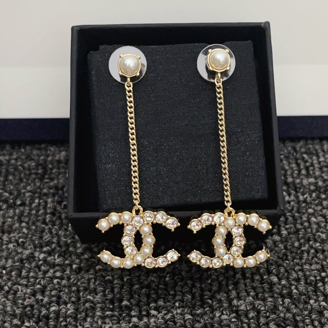 Pendientes de diamantes y perlas en forma de gota