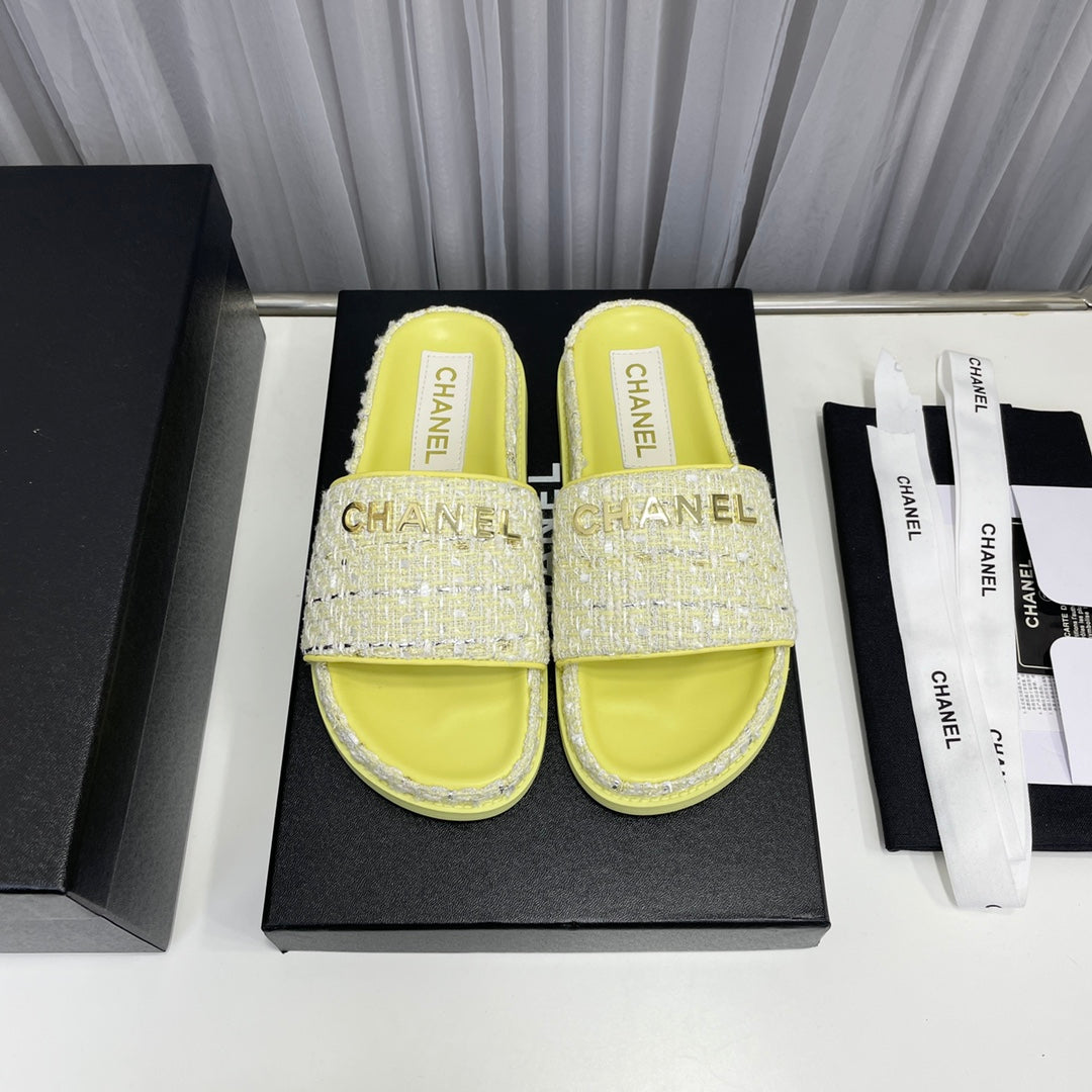 Sandalias planas clásicas de moda